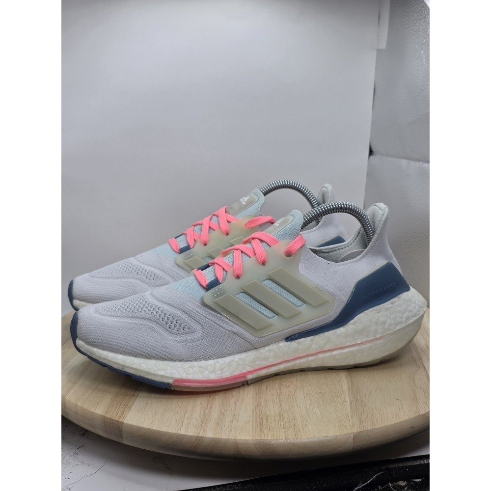 Women's 8.5 M adidas UltraBoost 22 Running Shoes GX5929 White Pink Almost Blue